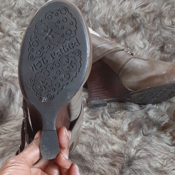 Shoes - Picture 4 of 8